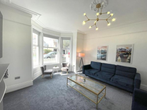 Wind and Waves Apartment by Seaside Llandudno